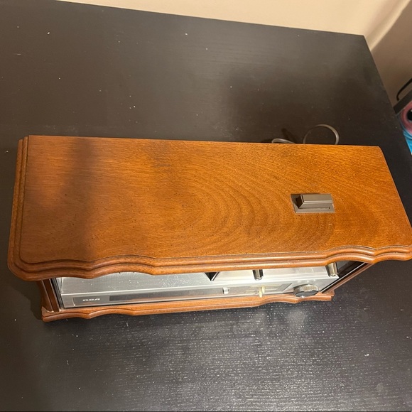 Vintage 1970 RCA AM FM Radio Alarm Clock Model RWS 494F Fruit Wood Finish - Picture 2 of 7